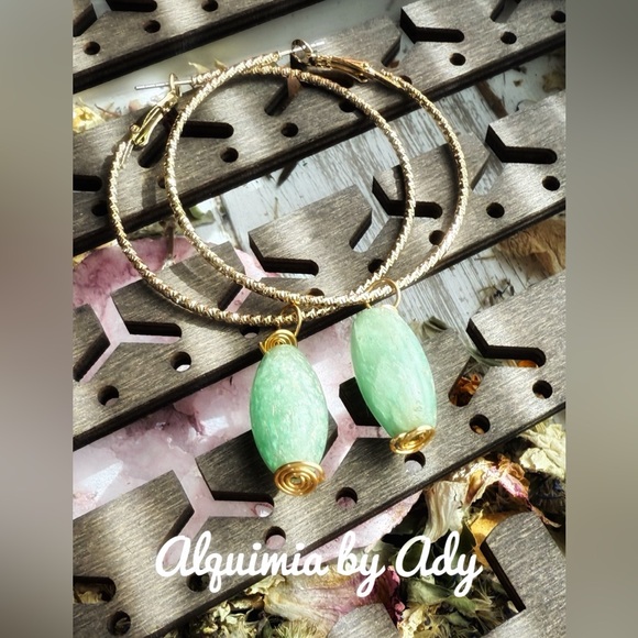 Charms big gold steel hoops earrings untreated emerald